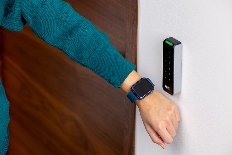 Smartwatch junto a leitor HID Signo
